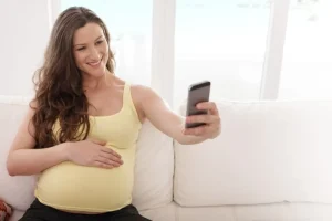 Surrogate talking with intended parents about their surrogacy journey